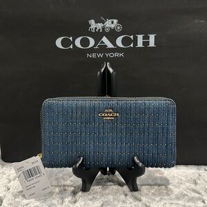 💞 Coach Blue Denim Zip Wallet With Gold Accents NWT! Beautiful!!! FIRM PRICE!♥️👛